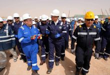 صورة أرشيفية من جولة وزير البترول والثروة المعدنية لموقع شركة عجيبة بالصحراء الغربية