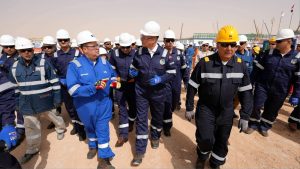 صورة أرشيفية من جولة وزير البترول والثروة المعدنية لموقع شركة عجيبة بالصحراء الغربية