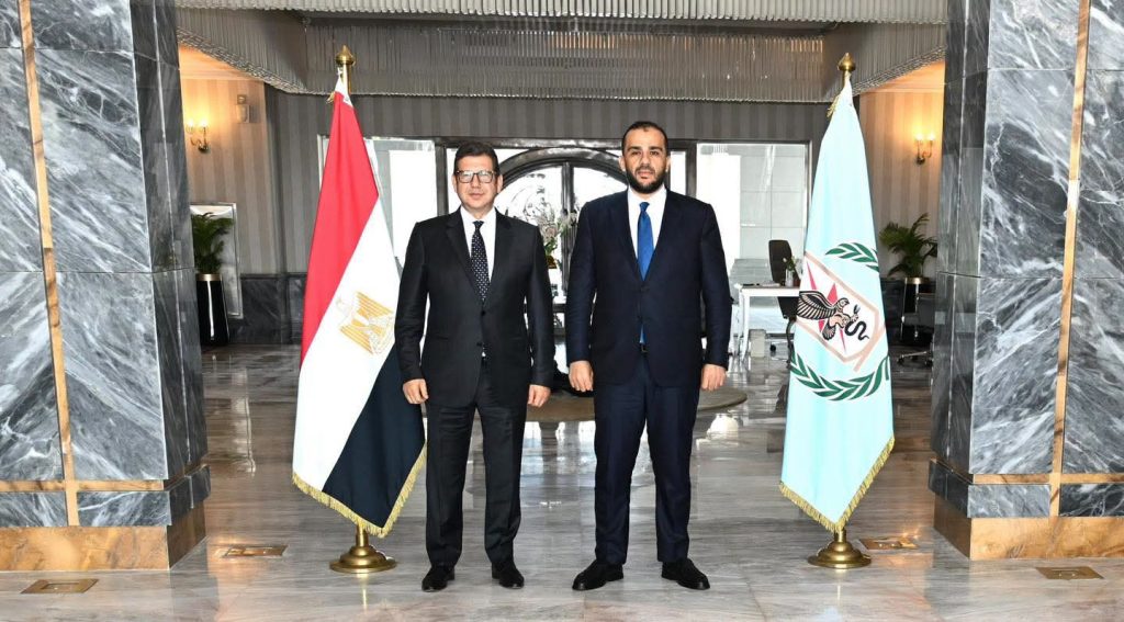 الوزير حسن رشاد رئيس جهاز المخابرات العامة المصرية مع وكيل وزارة الدفاع الليبية 