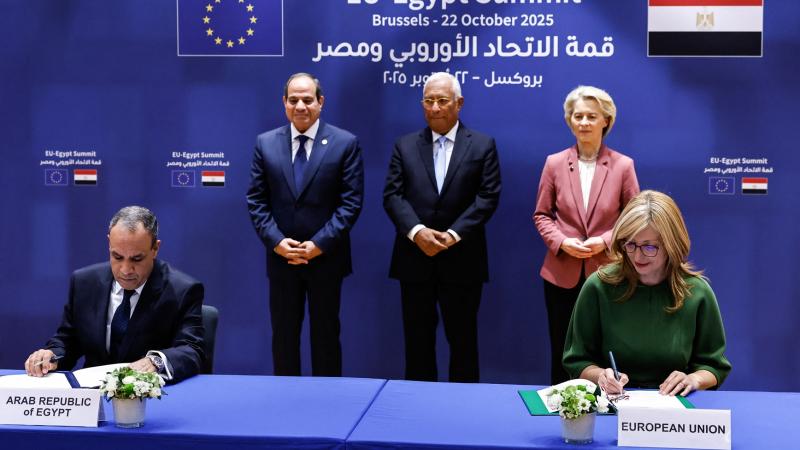 صورة أرشيفية لتوقيع عدد من الاتفاقيات بين مصر والاتحاد الأوروبي بحضور الرئيس عبد الفتاح السيسي واروسولا فون درلان أثناء قمة مصر والاتحاد الأوروبي في أكتوبر 2025 ببروكسل