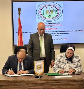 المهندسة مني رزق أثناء توقيع العقد مع ممثل شركة مدكور 