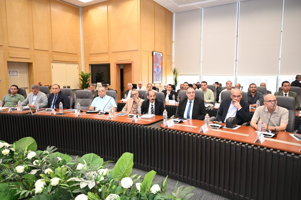 صورة من اجتماع وزير الصناعة مع عدد من رؤساء الشركات