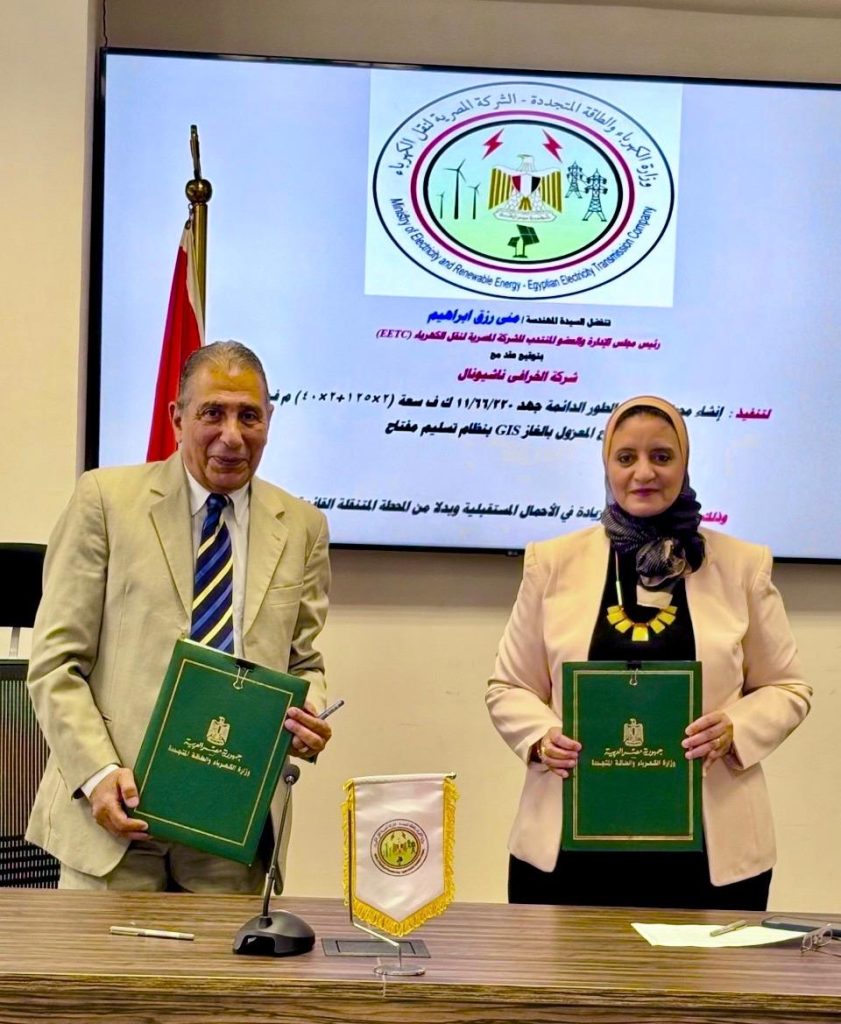 المهندسة مني رزق أثناء توقيع العقد مع مع ممثل شركة «الخرافي ناشيونال»