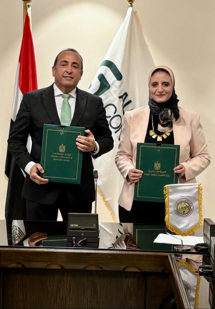 المهندسة مني رزق عقب توقيع العقد مع ممثل شركة الجمال للمقاولات