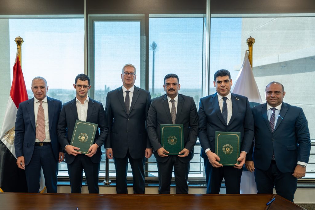 وزير البترول والثروة المعدنية المهندس كريم بدوي يتوسط قيادات هيئة الثروة المعدنية وأعضاء مجموعة السويدي 