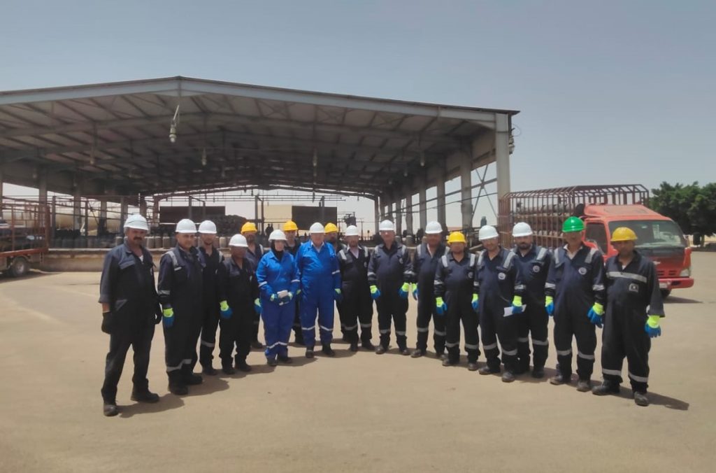 المهندس محمود صالح رئيس شركة بوتاجاسكو يتوسط العاملين بمصنع تعبئة البوتاجاز بمطروح