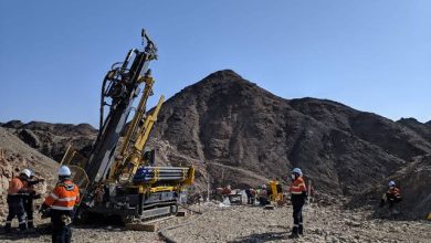 صورة تظهر البحث والاستكشاف عن المعادن