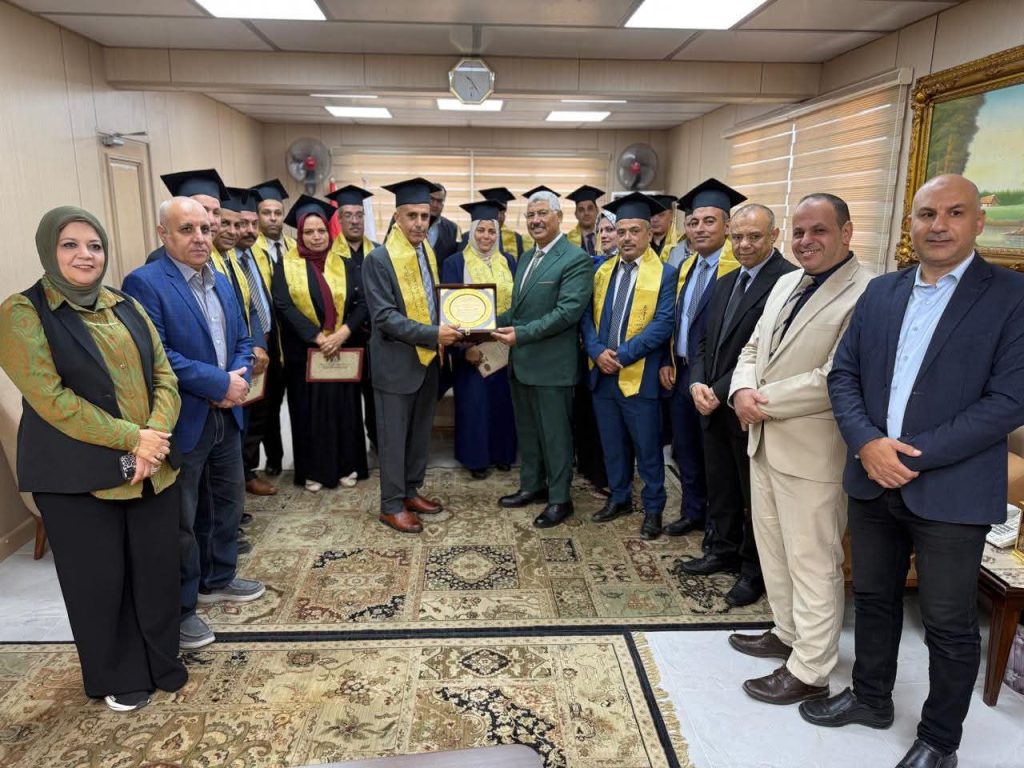 المهندس خالد غمري رئيس شركة جنوب الدلتا لتوزيع الكهرباء يتوسط المكرمين