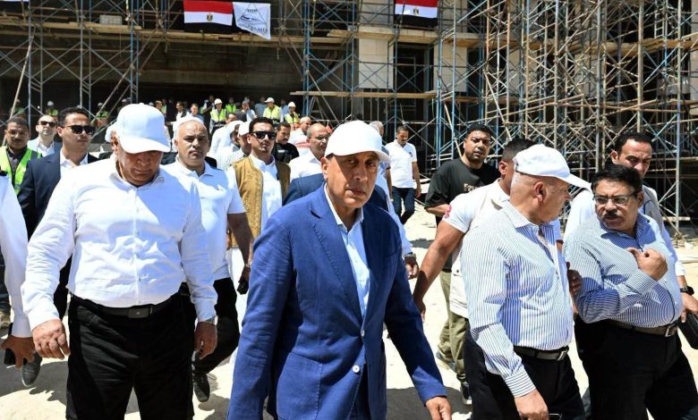 رئيس الوزراء الدكتور مصطفي مدبولي يتفقد محطة القطار الكهربائي السريع بمحافظة مطروح
