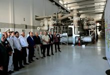 رئيس الوزراء الدكتور مصطفي مدبولي يستمع إلى شرح من وزير الكهرباء الدكتور محمود عمصت عن محطة محولات شرق مطروح