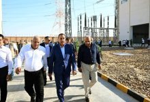 رئيس الوزراء الدكتور مصطفي مدبولي والدكتور محمود عمصت وزير الكهرباء يتفقدان محطة محولات شرق مطروح