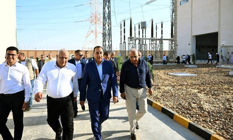 رئيس الوزراء الدكتور مصطفي مدبولي والدكتور محمود عمصت وزير الكهرباء يتفقدان محطة محولات شرق مطروح