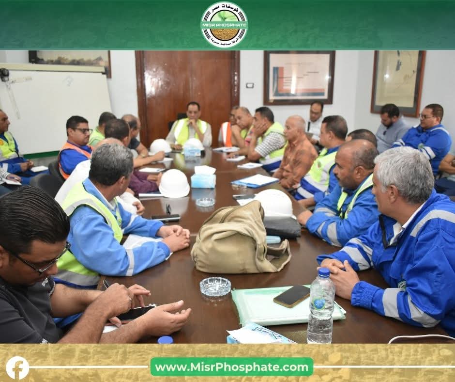 رئيس «فوسفات مصر» أثناء اجتماعه مع قيادات موقع الشركة الإنتاجي بهضبة أبو طرطور