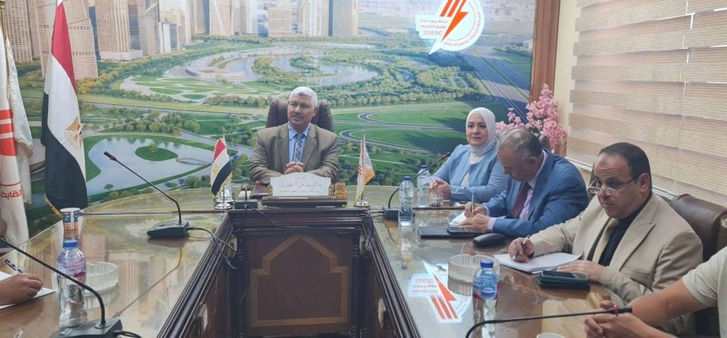 المهندس خالد الغمري رئيس شركة جنوب الدلتا لتوزيع الكهرباء اثناء اللقاء 