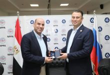 رئيس المحطات النووية يهدي وزير العمل درع الهيئة
