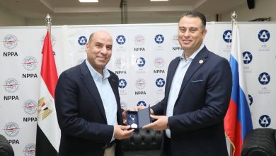 رئيس المحطات النووية يهدي وزير العمل درع الهيئة