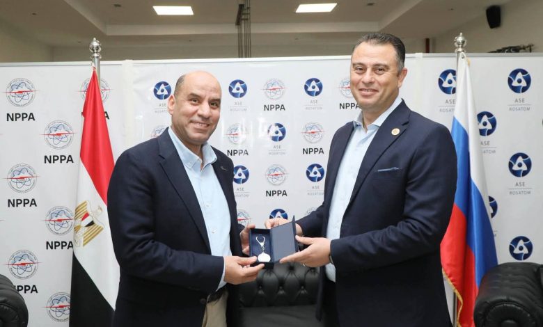 رئيس المحطات النووية يهدي وزير العمل درع الهيئة