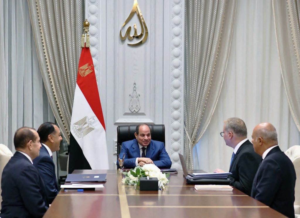الرئيس السيسي خلال اجتماعه مع رئيس الوزراء وزير البترول