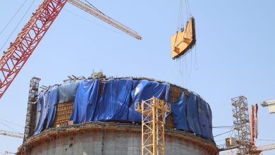 تركيب المستوى الخامس من وعاء الاحتواء الداخلي لمبنى المفاعل بالوحدة النووية الأولى بالمحطة النووية بالضبعة
