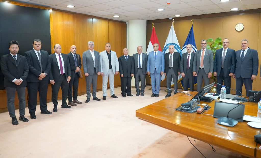 المهندس صلاح عبد الكريم رئيس هيئة البترول خلال اعتماد عدد من الجمعيات العمومية