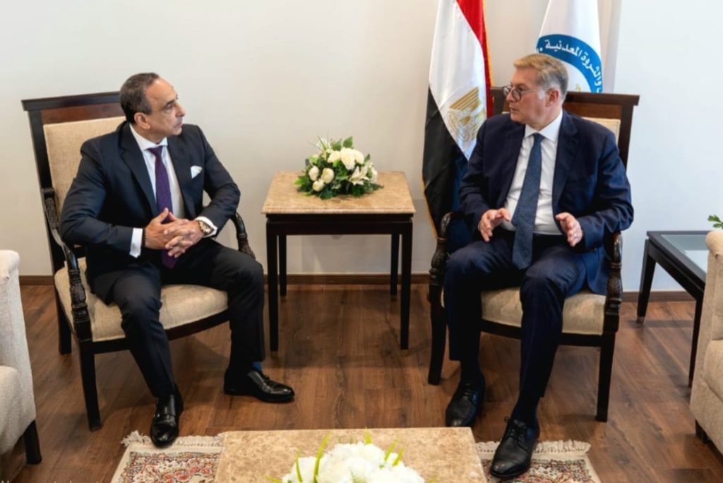 وزير البترول أثناء لقائه مع وفد شركة «هاليبرتون» العالمية