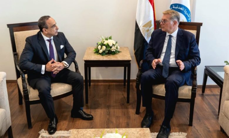 وزير البترول أثناء لقائه مع وفد شركة «هاليبرتون» العالمية
