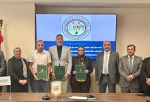 المهندسة مني رزق رئيس الشركة المصرية لنقل الكهرباء أثناء توقيع العقد