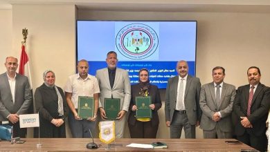المهندسة مني رزق رئيس الشركة المصرية لنقل الكهرباء أثناء توقيع العقد