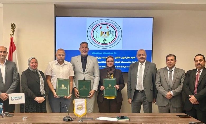المهندسة مني رزق رئيس الشركة المصرية لنقل الكهرباء أثناء توقيع العقد