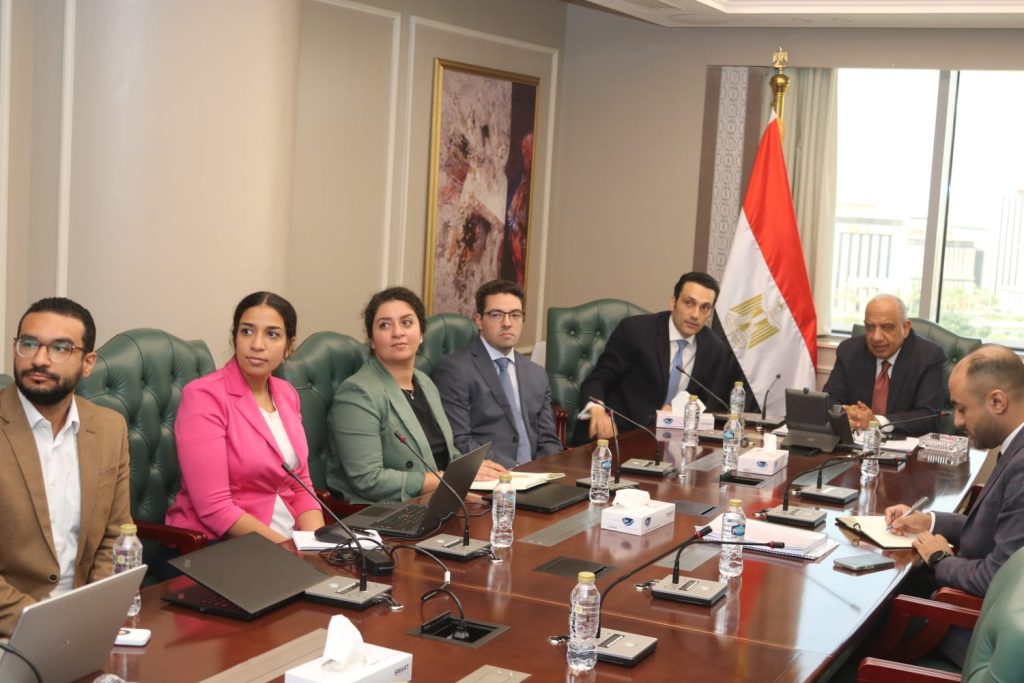 وزير الكهرباء والطاقة أثناء مباحثاته مع شركة سكاتك النرويجية 
