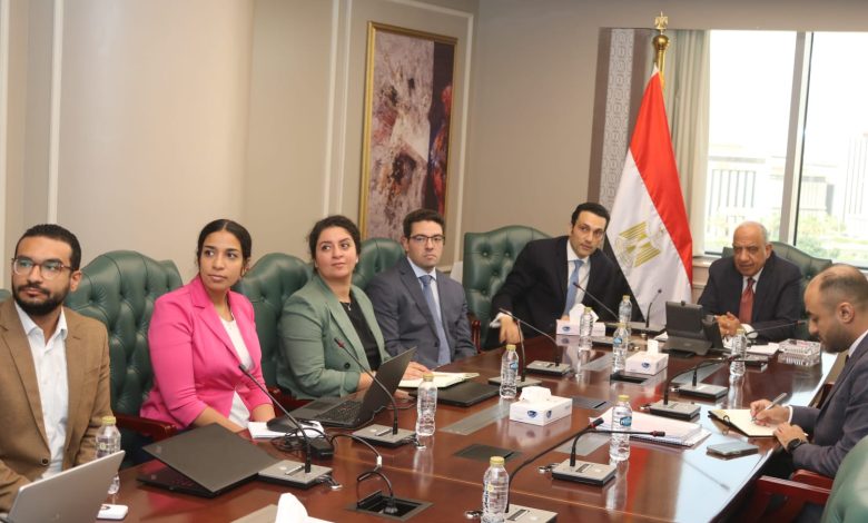 وزير الكهرباء والطاقة أثناء مباحثاته مع شركة سكاتك النرويجية