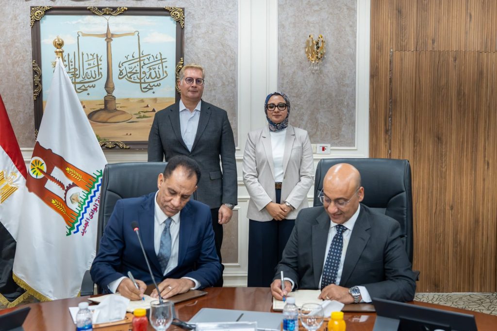 وزير البترول ومحافظ الوادي الجديد أثناء مراسم توقيع البروتوكول