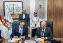 وزير البترول ومحافظ الوادي الجديد أثناء مراسم توقيع البروتوكول