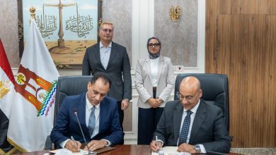 وزير البترول ومحافظ الوادي الجديد أثناء مراسم توقيع البروتوكول