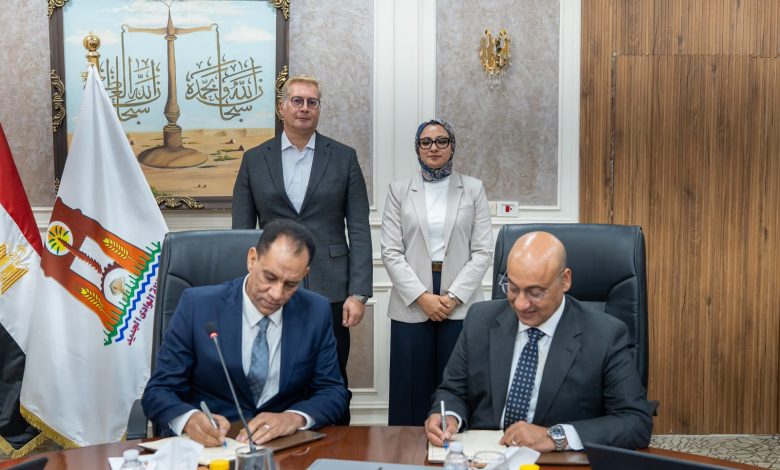 وزير البترول ومحافظ الوادي الجديد أثناء مراسم توقيع البروتوكول