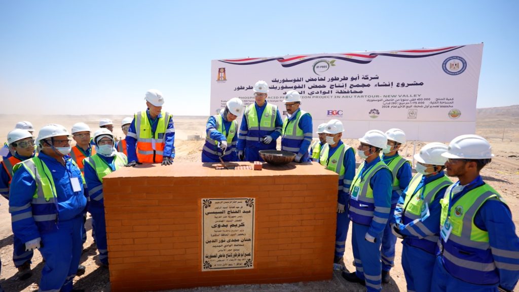وزير البترول ومحافظ الوادي الجديد أثناء وضع حجر الأساس لمشروع فوسفات ابو طرطور