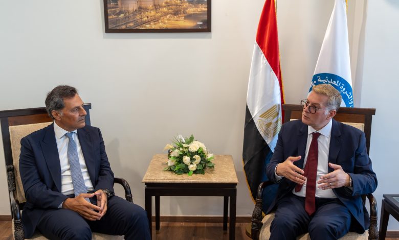 وزير البترول أثناء مباحثاته مع رئيس «إنرجين» اليونانية