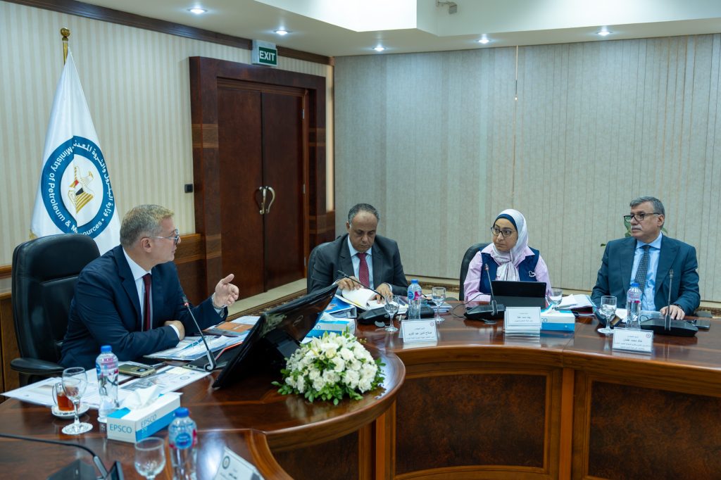 المهندسة ريهام علفة رئيس الإسكندرية للبترول أثناء الجمعية العمومية