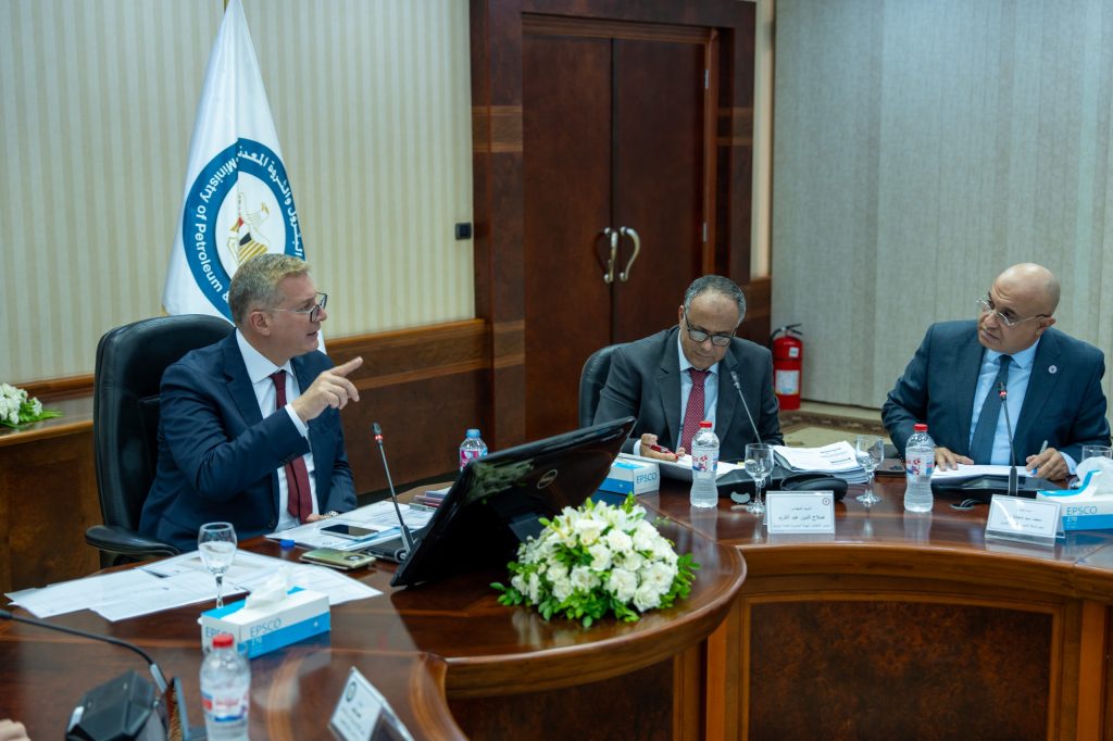 المهندس محمد شحاتة الباز رئيس شركة السويس لتصنيع البترول خلال الجمعية العامة بحضور وزير البترول والثروة المعدنية
