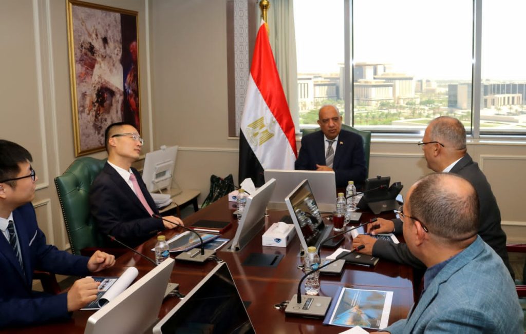 وزير الكهرباء أثناء مباحثاته مع وفد شركة هواوي الصينية