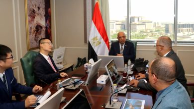وزير الكهرباء أثناء مباحثاته مع وفد شركة هواوي الصينية