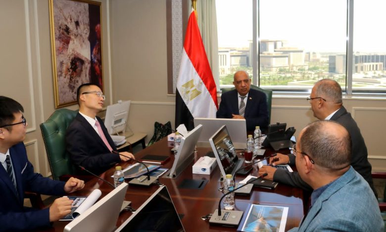 وزير الكهرباء أثناء مباحثاته مع وفد شركة هواوي الصينية