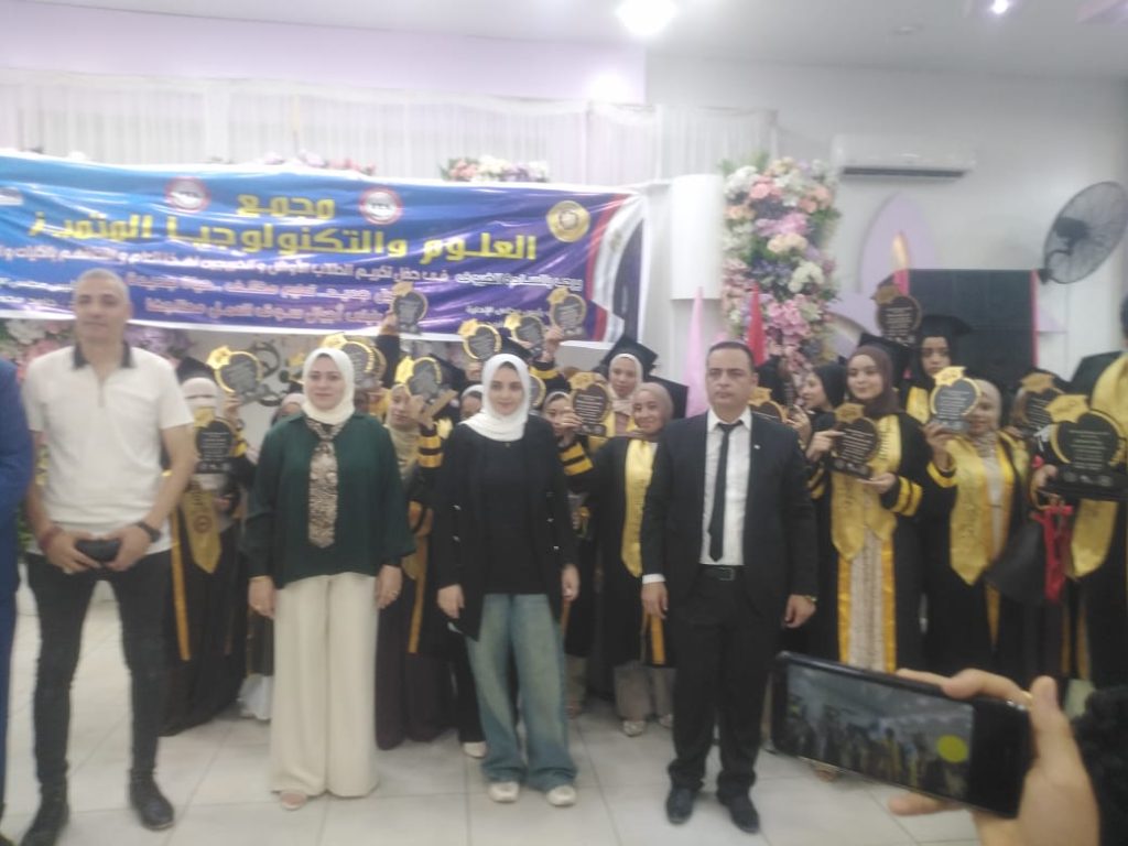 تكريم الطلاب المتفوقين بالمدرسة الثانوية الفنية للعلوم والتكنولوجيا