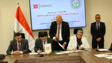 المهندسة مني رزق أثناء توقيع العقد مع ممثل شركة إكس دي ايجيماك