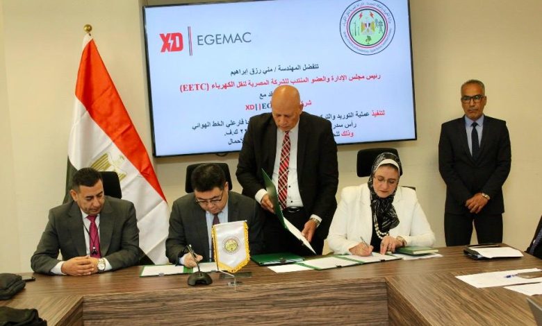 المهندسة مني رزق أثناء توقيع العقد مع ممثل شركة إكس دي ايجيماك