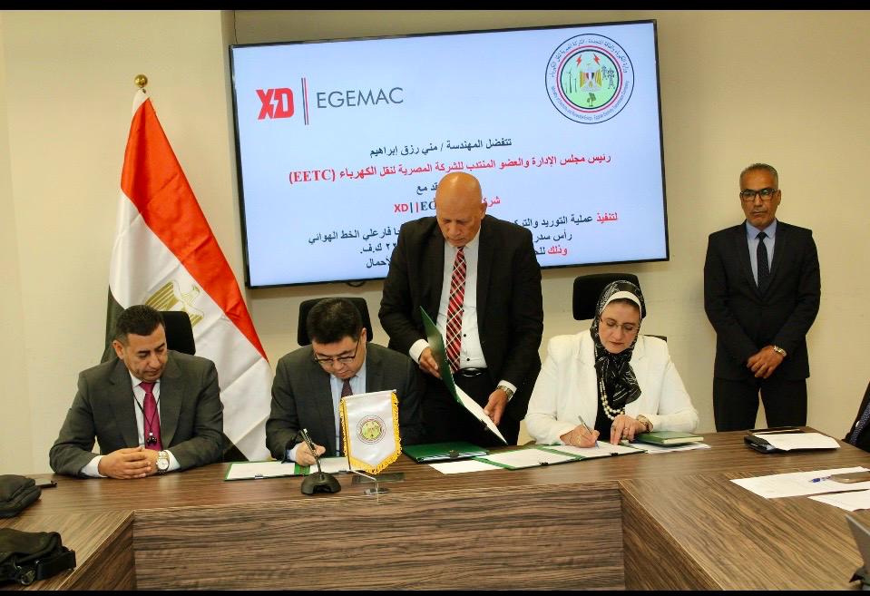 المهندسة مني رزق أثناء توقيع العقد مع ممثل شركة إكس دي ايجيماك 