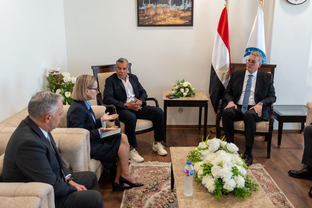 وزير البترول أثناء مباحثاته مع وفد شركة «فيلوكس» الأسترالية 