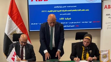المهندسة مني رزق أثناء توقيع العقد مع رئيس شركة ايه بى بي مصر