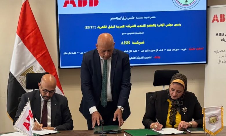 المهندسة مني رزق أثناء توقيع العقد مع رئيس شركة ايه بى بي مصر