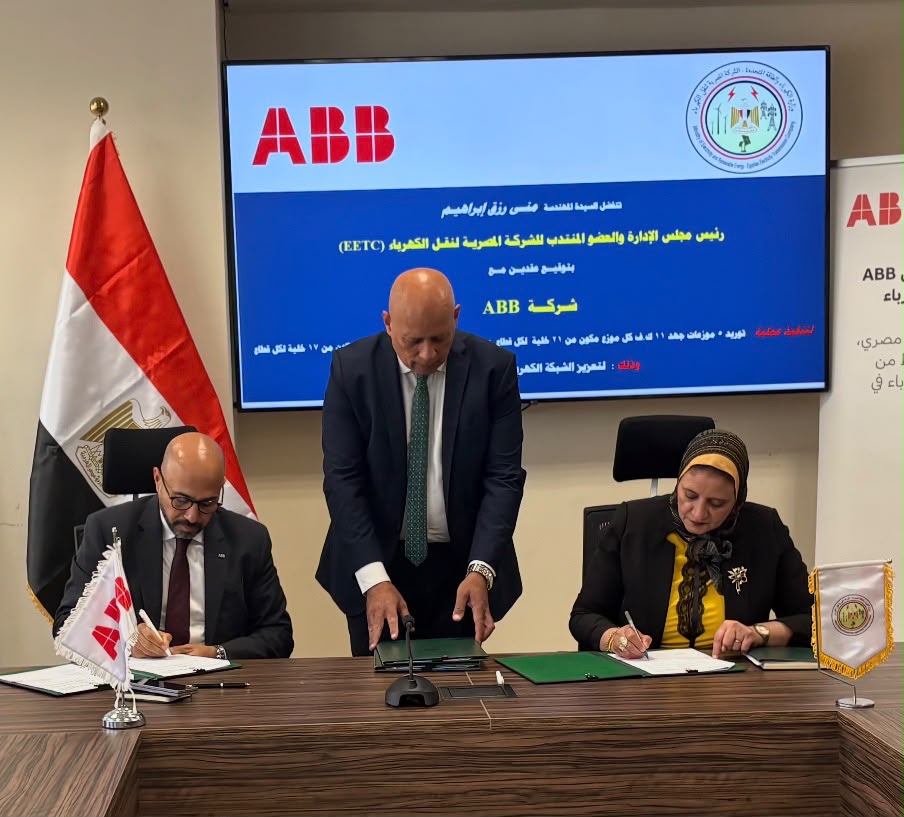 المهندسة مني رزق أثناء توقيع العقد مع رئيس شركة ايه بى بي مصر